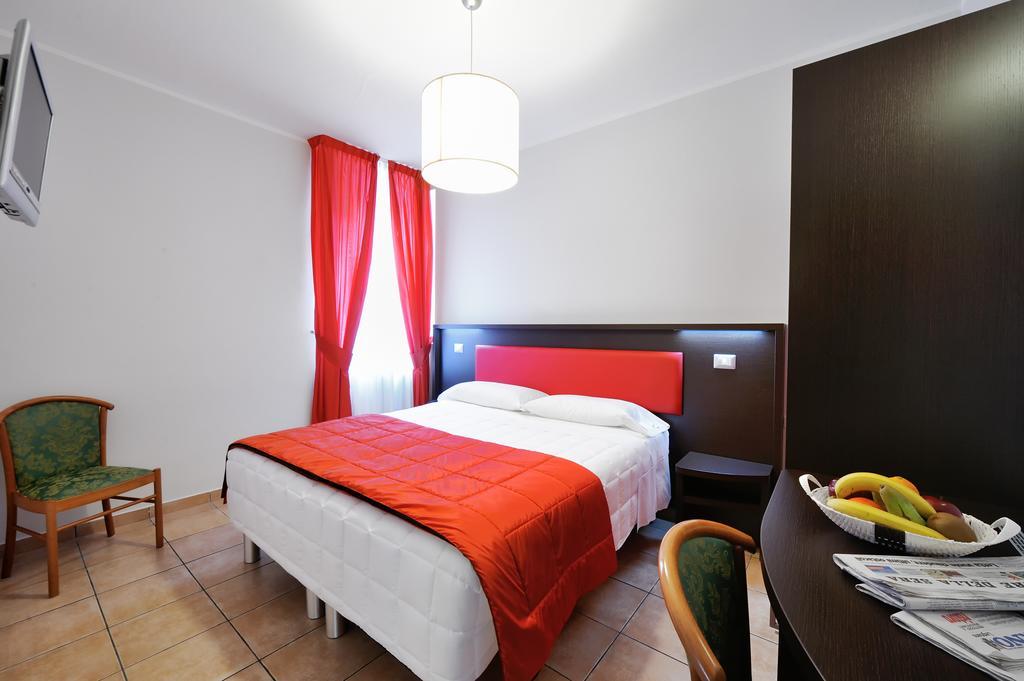 לנגנו Hotel Al Corso חדר תמונה